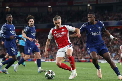 Willian Pacho (d) de PSG en la marca de un jugador de Arsenal en la semifinal de Champions League
