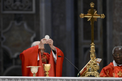 Una imagen proporcionada por los medios de comunicación del Vaticano muestra al cardenal Giovanni Battista Re oficiando una misa especial "Pro eligendo papa"