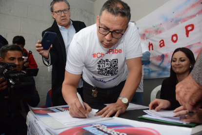 El proceso de revocatoria del mandato en contra del alcalde de Quito, Pabel Muñoz, avanza con la recolección de firmas.