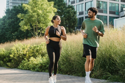 Ejercicios. Los estiramientos y la hidratación pueden prevenir lesiones cuando se corre una maratón.