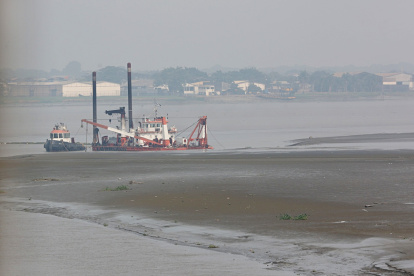 La draga junto a sedimentos en el río Guayas.