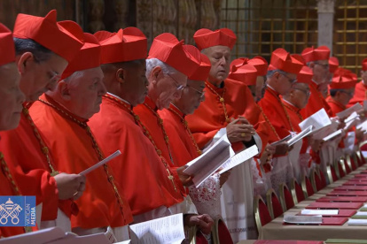 Una captura de pantalla tomada de un video difundido por los medios de comunicación del Vaticano muestra a los cardenales electores rezando en la Capilla Sixtina, donde comenzará el cónclave para la elección del nuevo papa, en el Vaticano.