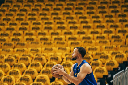 Stephen Curry, pieza fundamental de Warriors está en lista de espera.