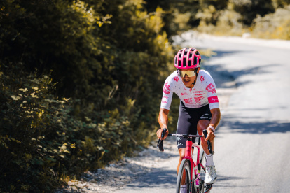 Richard Carapaz con el uniforme que estrenará en el Giro de Italia 2025.

Team partners: Free to use images from Harry Talbot in creative web or social media content digitally. Photo credit must be given to Harry Talbot (Instagram: @visualsofharry). For use in print or advertising, please contact: marketing.procycling@ef.com

Media: Free to use up to three images per feature from Harry Talbot for digital, editorial use. Photo credit must be given to Harry Talbot (Instagram: @visualsofharry). For use in print or advertising, please contact: press.procycling@ef.com