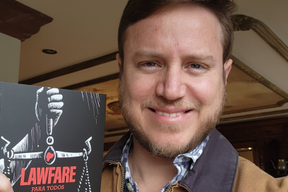 Augusto Verduga, en enero 2025, mostraba el libro sobre Lawfare de su hermano, Abraham. Hoy dice que su casa Ligados es un manual de lawfare.