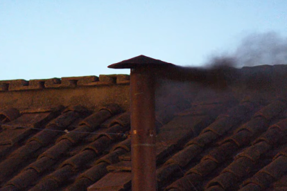El humo negro marcó el final del primer día del cónclave.