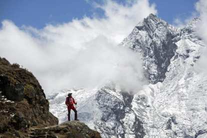 El montañero Szilard Suhajda admira las vistas durante su ruta al campamento base de Namche Bazaar, en Nepal, el 5 de abril de 2017.