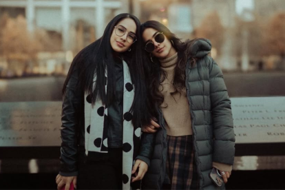 Iesmin Pincay junto a su hermana Michela Pincay, en una de las imágenes compartidas en redes.