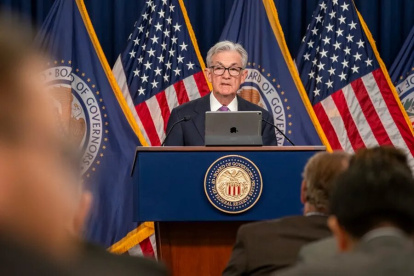 El presidente de la FED habló de una posible desaceleración del crecimiento económico y un alza del desempleo.