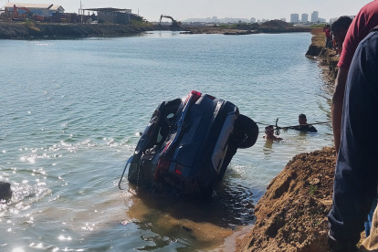 El carro accidentado cuando fue sacado del agua.