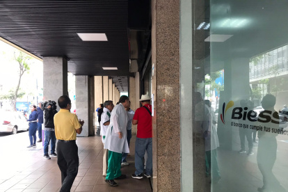 Un grupo de jubilados reclaman en el edificio del BIESS, el robo de sus datos personales para sacar préstamos en esa institución.