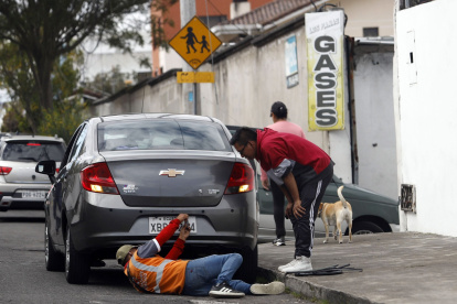 En los exteriores del centro de revisión de La Florida hay negocios que ofertan el servicio de mecánica.