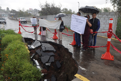 Protesta. Vecinos pidieron la intervención de las autoridades en un tramo de la calle Bárbara Alfaro, que colapsó tras las fuertes precipitaciones.