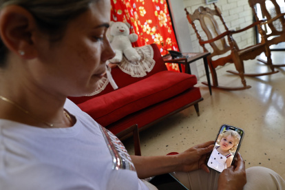 Lamento. Heidy Sánchez, madre de la bebé, muestra una fotografía de su hija de 17 meses.