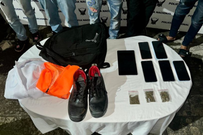 Evidencias. Policía encontró celulares y sustancias ilícitas.