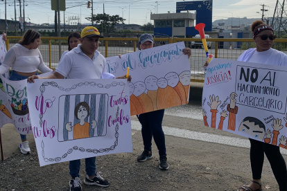 Los familiares de los presos de la cárcel La Roca, en Guayaquil, realizaron un plantón para pedir que se permitan las visitas a los internos.