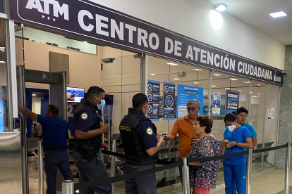 Ciudadanía. Ciudadanos acuden a centros de atención de la ATM.