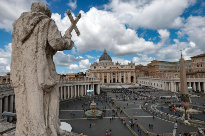Fieles se reunieron en la Plaza de San Pedro a la espera de la fumata blanca que anunciará al sucesor del papa Francisco.