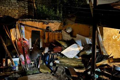 Debido a las fuertes lluvias en el sur de Quito, un muro colapsó sobre tres casas en el sector de La Ferroviaria