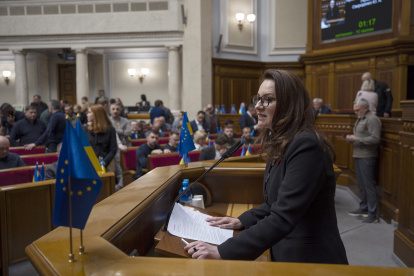 La ministra de Economía ucraniana, Yulia Svyrydenko, pronuncia su discurso para ratificar acuerdo sobre minerales en el Parlamento en Kiev.