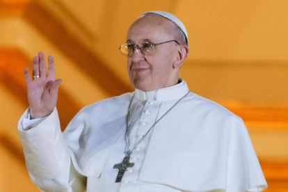 El papa Francisco saluda desde el balcón central de la Basílica de San Pedro tras ser elegido en 2013, marcando el inicio de un pontificado histórico para América Latina.