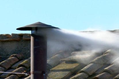 La tradicional fumata blanca emerge de la Capilla Sixtina, señal de que hay nuevo papa.