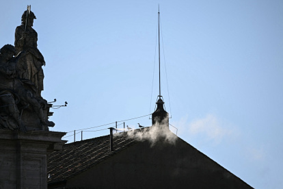 Foto muestra humo blanco saliendo de la chimenea de la Capilla Sixtina, lo que indica que los cardenales eligieron un nuevo Papa durante su cónclave en el Vaticano el 8 de mayo de 2025.