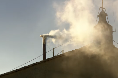 Humo blanco desde la Capilla Sixtina: "habemus papam".