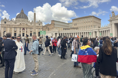 Unas 11.000 personas se congregaron este jueves en la plaza de San Pedro del Vaticano.