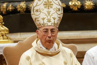 El Vaticano ha anunciado que el cónclave ha elegido un nuevo papa y su identidad será revelada en los próximos minutos por el cardenal protodiácono, el francés Dominique Mamberti, encargado de anunciar el "Habemus papam".