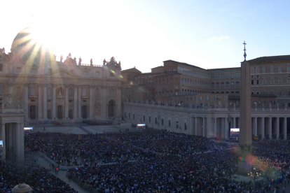 Una multitud espera en la Plaza de San Pedro el anuncio del nombre del nuevo papa.