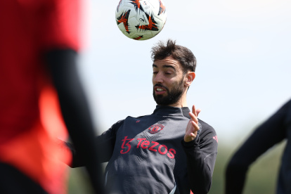 MANCHESTER (United Kingdom), 07/05/2025.- Bruno Fernandes of Manchester United attends a training session in Manchester, Britain, 07 May 2025. Manchester United will face Athletic Club in the UEFA Europa League semi-final second leg on 08 May 2025. (Reino Unido) EFE/EPA/ADAM VAUGHAN