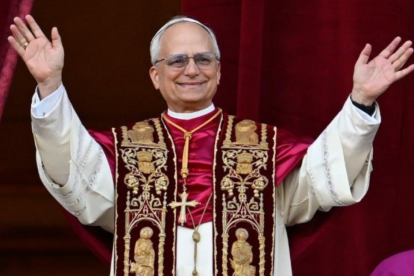 Robert Francis Prevost saluda por primera vez como Papa León XIV, con un llamado global a la paz desde el Vaticano.