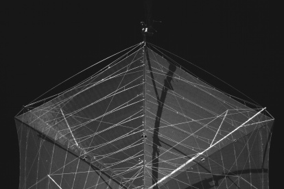 magen del reflector de la antena de Biomass completamente desplegado, la cual fue tomada por una cámara instalada en el propio satélite.