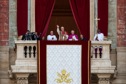 El recién elegido Papa León XIV habla desde la logia central de la Basílica de San Pedro, Ciudad del Vaticano.