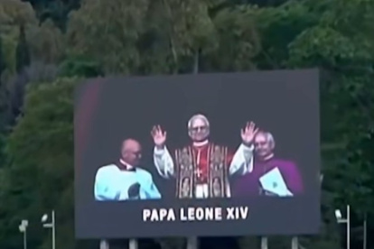 La pantalla gigante de la cancha central del Foro Itálico anunció así al nuevo Papa León XIV.