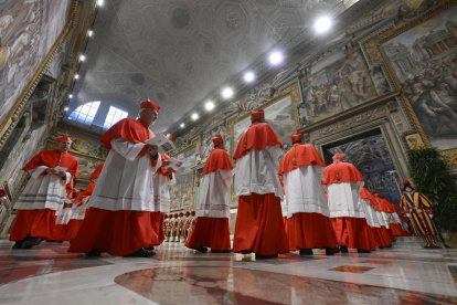 Cardenales reunidos durante el cónclave en la capilla Sixtina en la Ciudad del Vaticano.