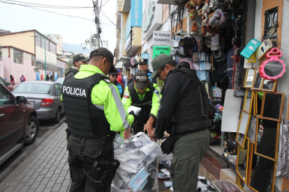 En un local del centro de Tumbaco se decomisaron las mascarillas.