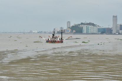 Las operaciones de la draga en el río Guayas fueron suspendidas el 15 de abril pasado. Este jueves 8 de mayo, la maquinaria aún se mantenía cerca del islote.