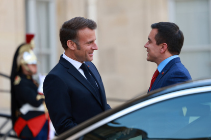 Emmanuel Macron, presidente de Francia recibió al mandatario ecuatoriano.