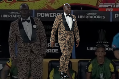 Con moño negro y un traje de leopardo, Segundo Castillo dirigió con estilo el partido ante River Plate.