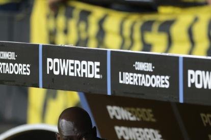 El técnico Segundo Castillo se vistió de animal print en el duelo de Barcelona ante River Plate