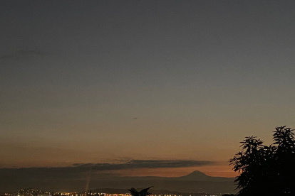 Ciudadanos registraron la visibilidad del volcán Chimborazo en varias zonas de Guayas, al amanecer de este viernes 9 de mayo.