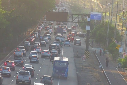 El tráfico pesado en vía a la costa se reporta desde las primeras horas de este viernes