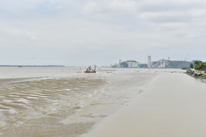 El draga se mantenía en el río Guayas este jueves 8 de mayo.