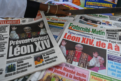 Periódicos locales del Vaticano, sus portadas con titulares e imágenes que anuncian al recién elegido Papa León XIV.