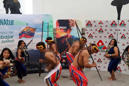 Los Diablos de Píllaro  con sus máscaras y trajes tradicionales, representando la fuerza y el simbolismo de una de las danzas más emblemáticas de la Sierra ecuatoriana.