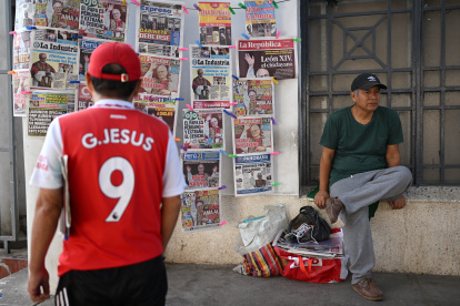 Cerca de la catedral de Chiclayo, un hombre observa los periódicos con la noticia del papa recién electo.