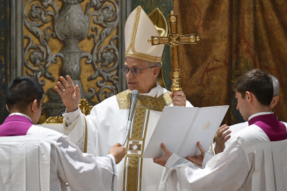 El Papa León XIV durante una misa con cardenales en la Capilla Sixtina del Vaticano.