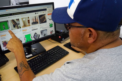 Una persona mira una plataforma internacional para comprar en línea.